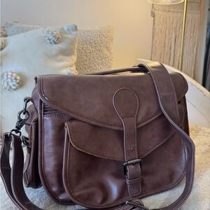 Brown Leather Camera Bag with Adjustable Strap and Vintage Design